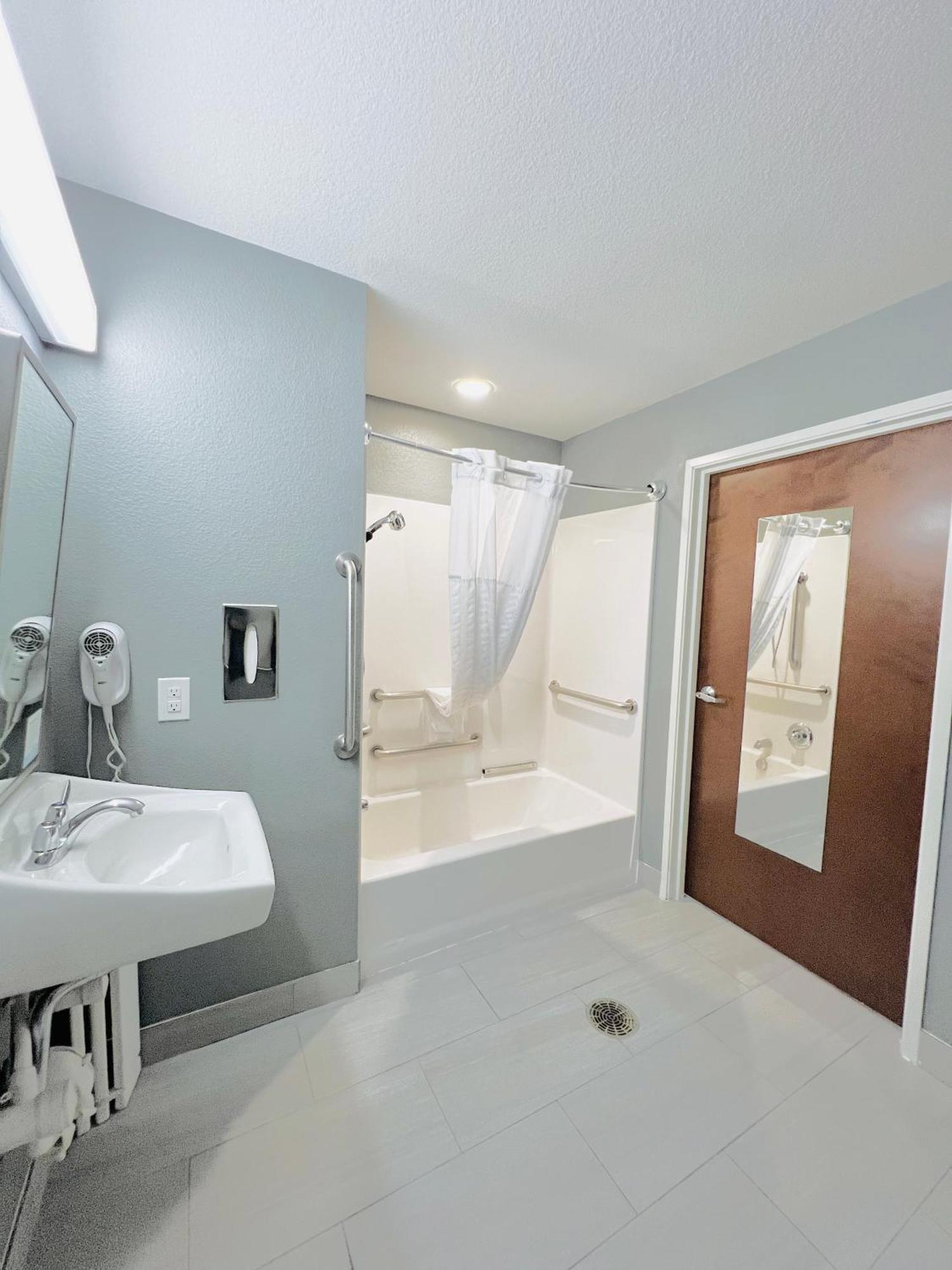 Microtel Inn & Suites By Wyndham Austin Airport Ngoại thất bức ảnh